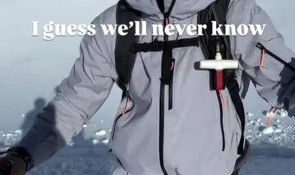 九游娱乐-老哥滑雪时发现雪里伸出一只脚！最终在活埋前把人挖出，惊险...